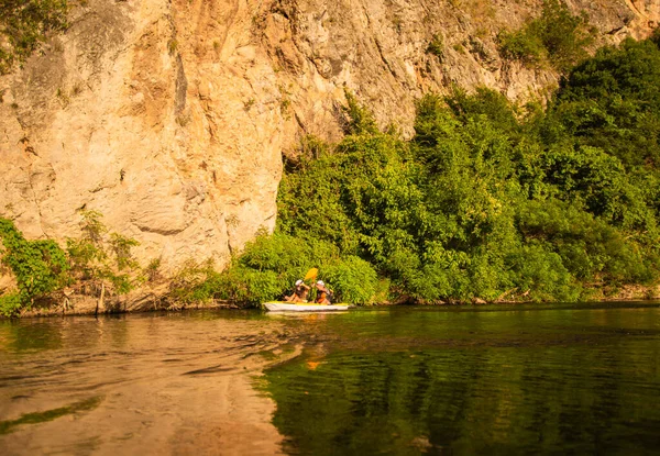 Parejas Mayores Kayakistas Metieron Medio Del Río Trataron Liberarse —  Fotos de Stock