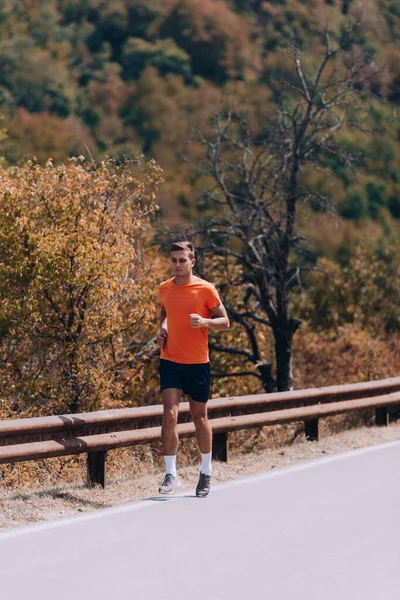 スポーツマンは山の中を走っている ランナーの機能訓練 — ストック写真