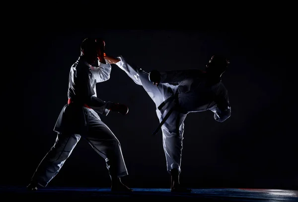 Karate Männer Mit Schwarzem Gürtel Posieren Weltmeister Auf Schwarzem Hintergrund — Stockfoto