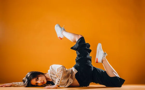 Flexible Junge Tänzerin Mit Einer Stilvollen Tanzbewegung — Stockfoto