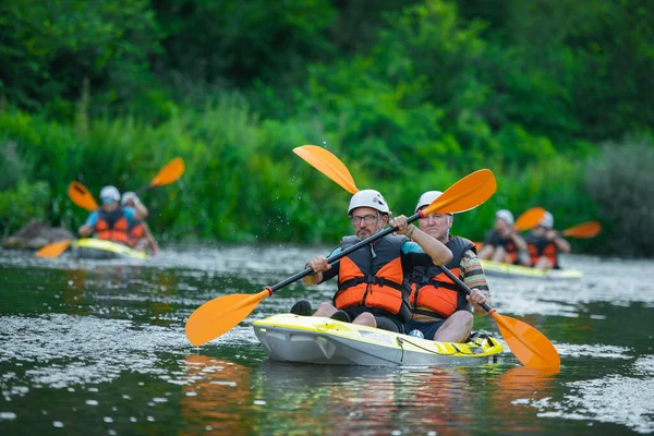 Kayakers Macho Sênior São Caiaque Pares Juntos Enquanto Indo Todos — Fotografia de Stock