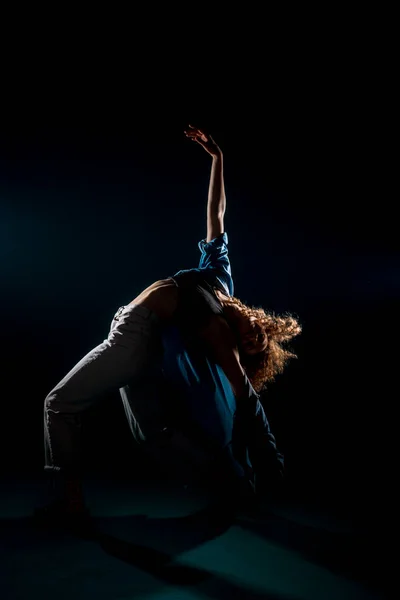 Artista Danza Contemporánea Aislado Sobre Fondo Oscuro Practicando Una Rutina — Foto de Stock