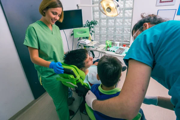 Equipe Dentista Profissional Dois Meninos Como Pacientes Consultório Odontológico — Fotografia de Stock