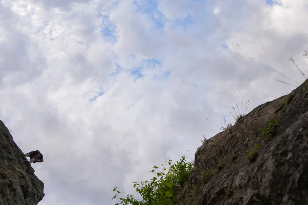 Formda Yakışıklı Son Sınıf Öğrencisi Kayanın Yüksek Noktasına Ulaştı — Stok fotoğraf