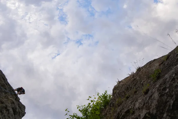 Fit Handsome Senior Guy Got Highest Point Rock — Stock Photo, Image