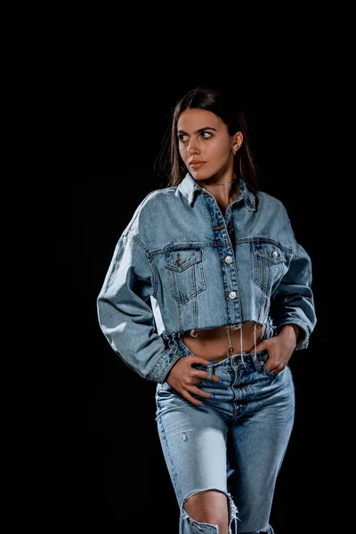 Estúdio Retrato Moda Uma Menina Moderna Vestindo Calças Jeans Elegantes — Fotografia de Stock