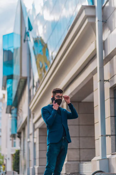Uomo Affari Moda Con Cellulare Che Nel Suo Ufficio — Foto Stock