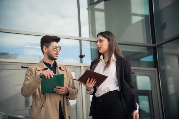 Deux Hommes Affaires Ont Une Conversation Sérieuse Sur Plan Entreprise — Photo