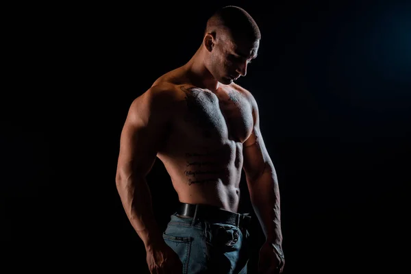 ボディービルポーズ 美しいスポーティ男の男性の力 フィットネス筋肉のない男上の暗いです背景 — ストック写真