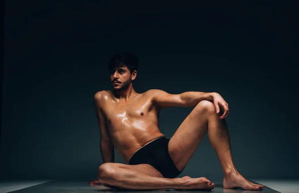 Mycket Sexig Ung Manlig Muskulös Modell Svarta Underkläder Poserar Mörk — Stockfoto