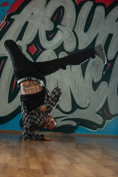 Jeune Danseur Branché Dansant Devant Des Graffitis — Photo