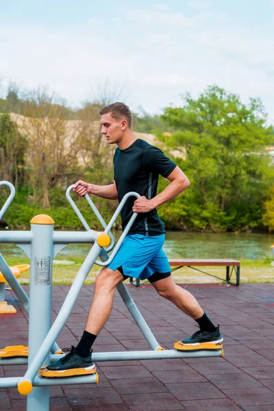 Junge Männliche Sportler Beim Turnen Auf Gazellen Trainingsgeräten Park Fitnessmann — Stockfoto