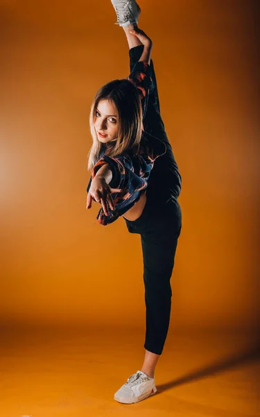 Bailarina Femenina Haciendo Ejercicio Posa Durante Una Práctica Baile —  Fotos de Stock