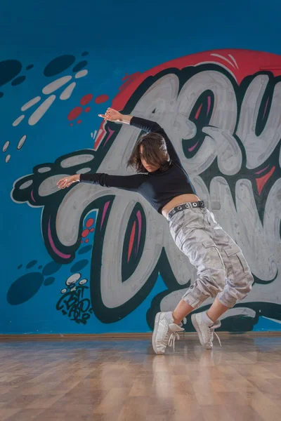 Atrakcyjna Młoda Kobieta Robi Breakdance Przejść Tle Graffiti — Zdjęcie stockowe