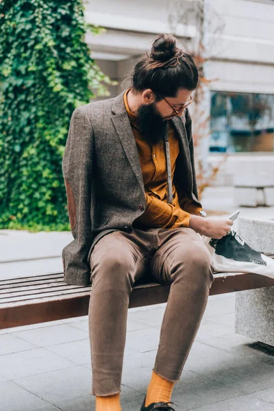 Homem Elegante Vestindo Roupas Modernas Elegantes Segurando Telefone Praça Cidade — Fotografia de Stock