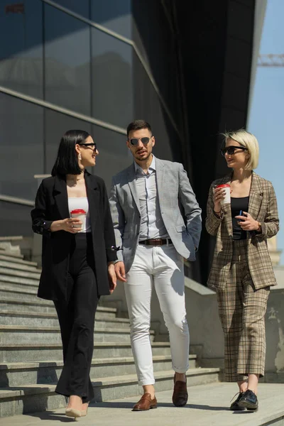 Tres Personas Negocios Están Caminando Hablando Mientras Beben Café Descanso —  Fotos de Stock