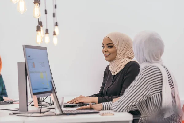 在现代办公室工作的非裔美国女性穆斯林雇员 多元文化的现代团队和办公室观念 — 图库照片