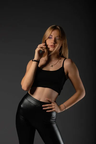 Σέξι Ξανθιά Δερμάτινο Μαύρο Παντελόνι Που Τρελαίνεται — Φωτογραφία Αρχείου