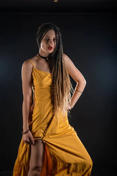 Místico Antiga Rainha Deusa Vestindo Vestido Amarelo Fundo Estúdio Preto — Fotografia de Stock