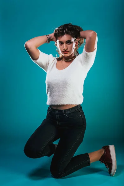 Junge Glückliche Schöne Frau Posiert Neuen Modischen Jeans Und Tank — Stockfoto