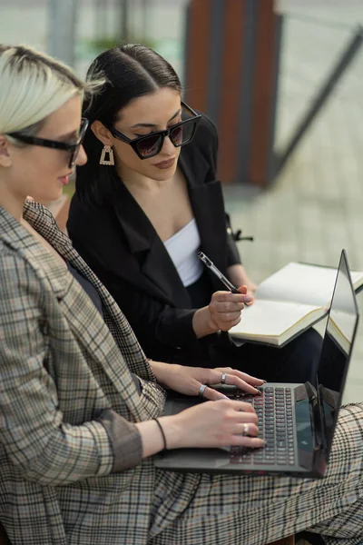 Dos Hermosas Mujeres Negocios Están Haciendo Nuevos Planes Para Empresa —  Fotos de Stock