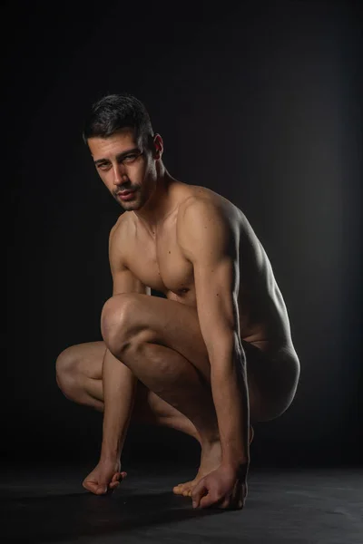 Portret Van Een Naakte Man Model Poseren Gekraakt Zwart Studio — Stockfoto