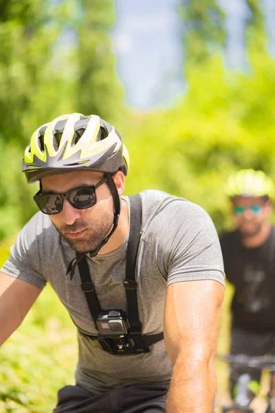 Închideți Portretul Tipului Frumos Potrivit Care Merge Bicicletă Bucură Soare — Fotografie, imagine de stoc