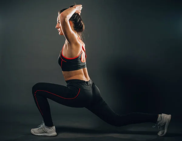 Mujer Hermosa Delgada Calentando Ejercitando Haciendo Embestidas Laterales Ejercicios Para — Foto de Stock