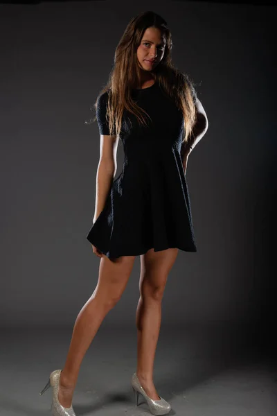 Güzel Zarif Kadınlar Siyah Şık Bir Gece Elbisesi Yüksek Topuklu — Stok fotoğraf