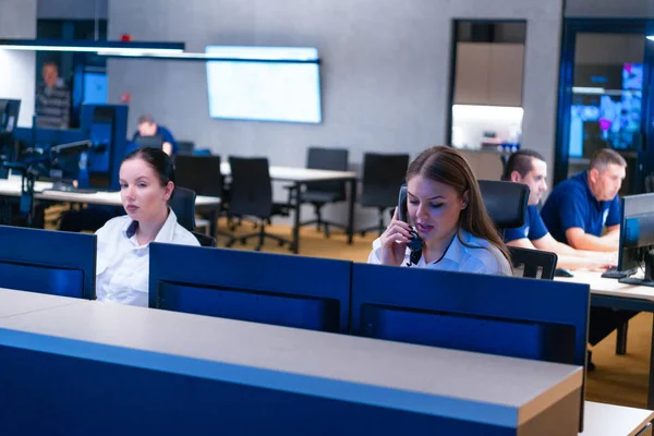 System Control Room Technische Operator Werkt Zijn Werkplek Met Meerdere — Stockfoto