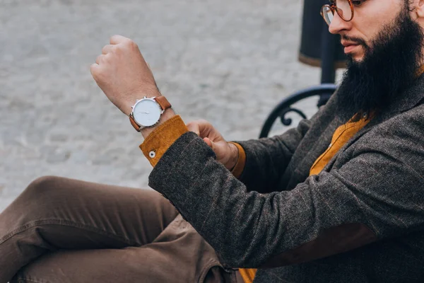 Moderner Junger Hipster Edlem Outfit Auf Dem Laufsteg Stadtfluss — Stockfoto