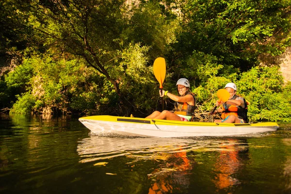 Coupel Kayakistes Fait Kayak Vers Leur Groupe — Photo