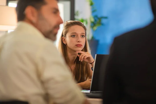 Alla Affärsmän Mötet Lyssnar Sin Kvinnliga Chef — Stockfoto