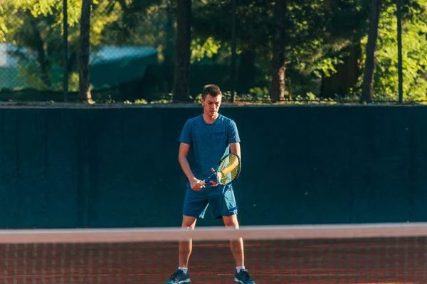 プロのテニスゲームでボールを受け取るのを待っている焦点を当てた男性選手 — ストック写真