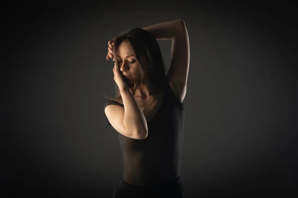 Elegante Bailarina Está Sendo Tímido Posar Fundo Cinza — Fotografia de Stock