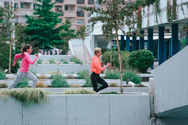 Junge Gesunde Sportlerinnen Beim Laufen Der Stadt — Stockfoto