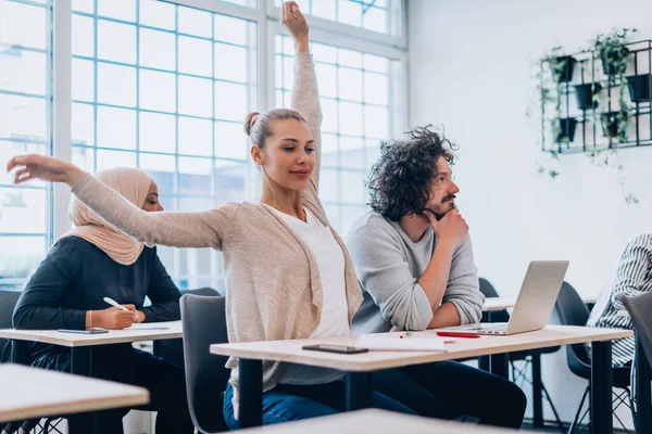 Grupo Multiétnico Creativo Empresarios Que Estudian Nuevas Estrategias — Foto de Stock