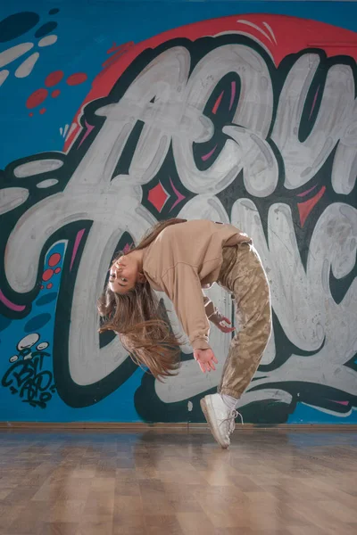 Jonge Mooie Danseres Die Zich Voordeed Studio Achtergrond — Stockfoto