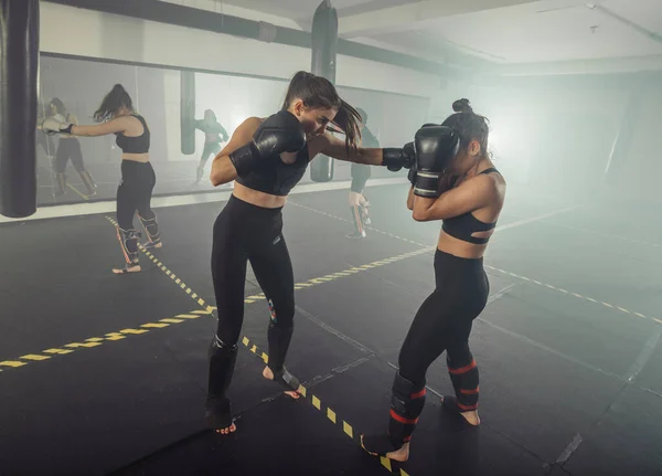 Mujer Boxeadora Boxeo Mujer Fitness Sonriendo Feliz Usando Guantes Boxeo — Foto de Stock