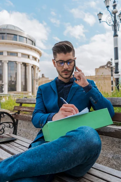 Moderner Geschäftsmann Schreibt Notizbuch Während Sich Park Entspannt — Stockfoto
