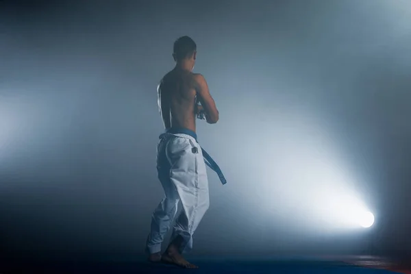 Joven Hombre Deportivo Kimono Blanco Entrenamiento Karate Kata Mueve Gimnasio — Foto de Stock