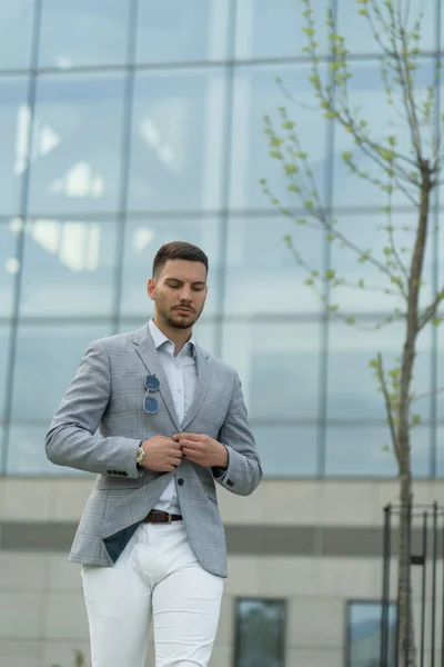 Schöner Und Attraktiver Geschäftsmann Repariert Seinen Mantel Während Das Unternehmen — Stockfoto