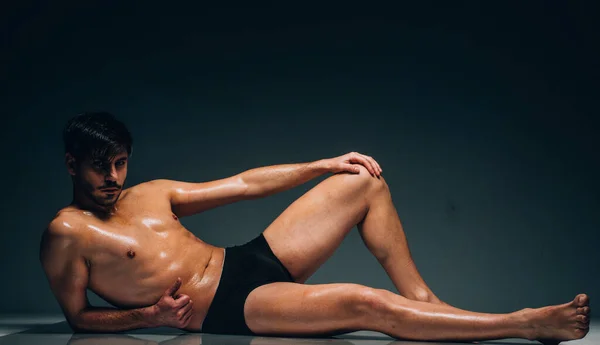 Muscular Young Man Posing Floor Shirtless Wearing Tight Black Shorts — Stock Photo, Image