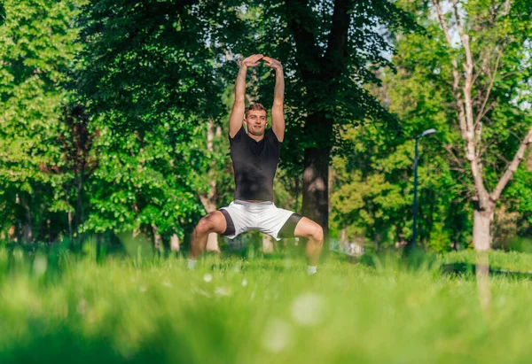 Ein Junger Mann Praktiziert Yoga Mit Den Variationen Der Göttin — Stockfoto