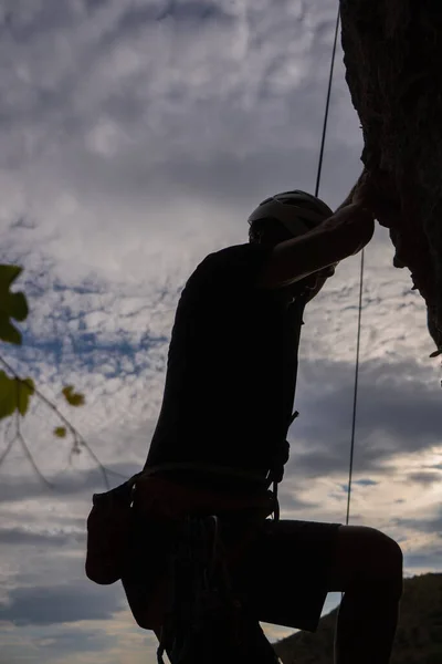 Silhouette Mec Senior Escalade Haute Colline Avec Son Équipement — Photo