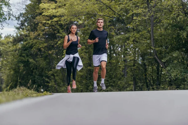 Junges Fittes Paar Läuft Auf Laufstraße Wald — Stockfoto