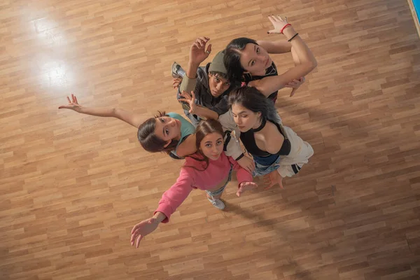 Top View Smiling Pretty Urban Dancers Close Indoors — Stock Photo, Image