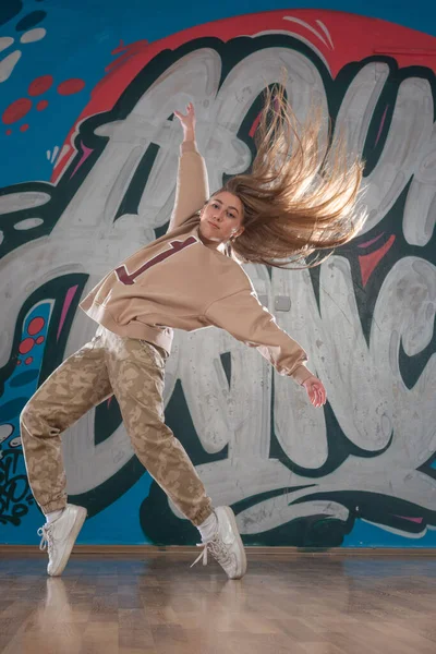 Joven Hermosa Bailarina Posando Fondo Del Estudio — Foto de Stock