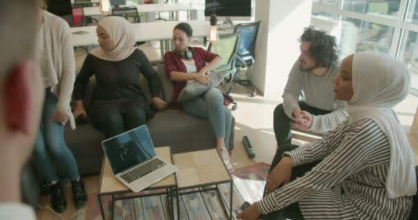 Grupo Colegas Multirraciais Discutindo Sobre Trabalho Que Fizeram Que Têm — Vídeo de Stock