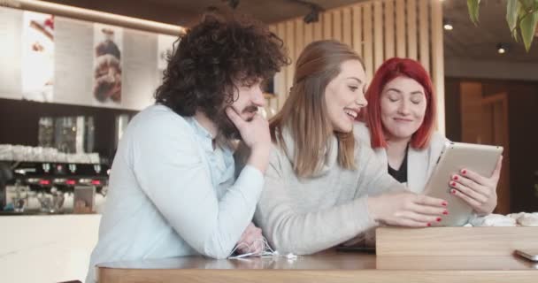 Freunde Sprechen Über Arbeit — Stockvideo